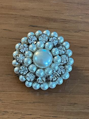 Broche ronde fleur vintage perles et pierres