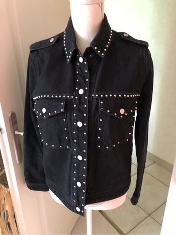 Jolie veste cloutée noire