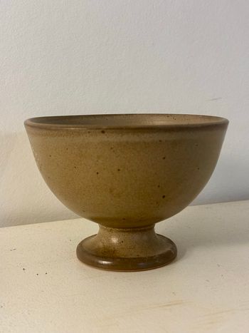 Très joli bol sur pied en grès