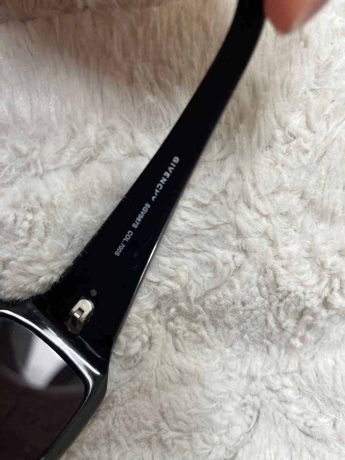 Lunettes de soleil Givenchy avec leur boîte - photo numéro 6