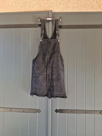 Petite robe salopette noir courte pull and bear