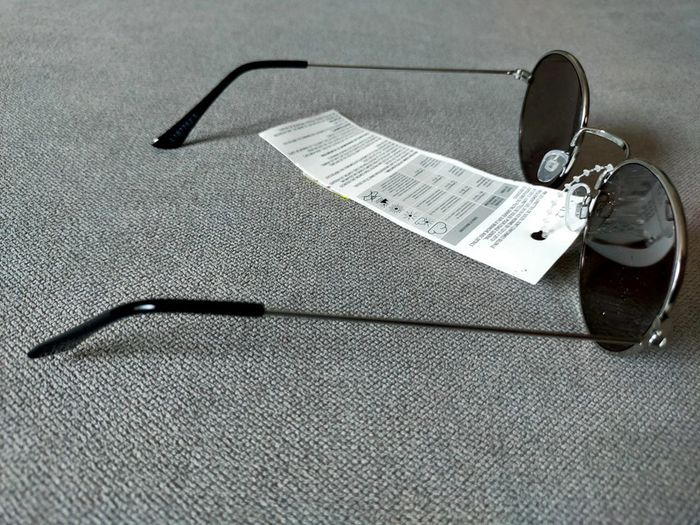 Lunettes de soleil rondes argentées – neuves avec étiquette - photo numéro 3