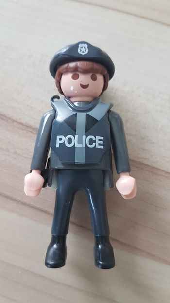 Policier Playmobil