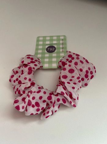 Chouchou blanc a pois fuchsia