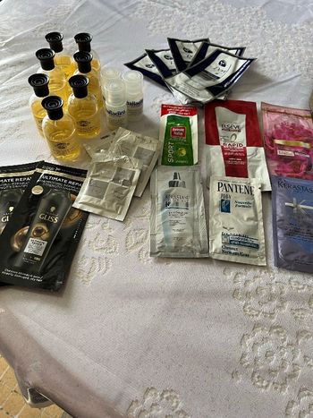 Lot de différents shampooings et après shampooing neuf
