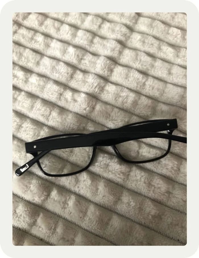 Lunettes noires - photo numéro 3