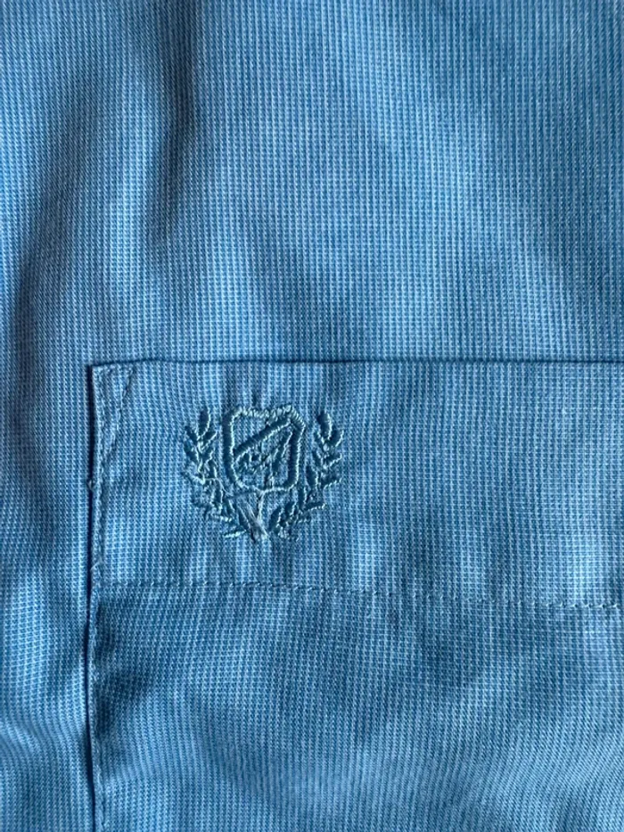Chemise bleu vintage en bon état taille 46 armorial - photo numéro 10