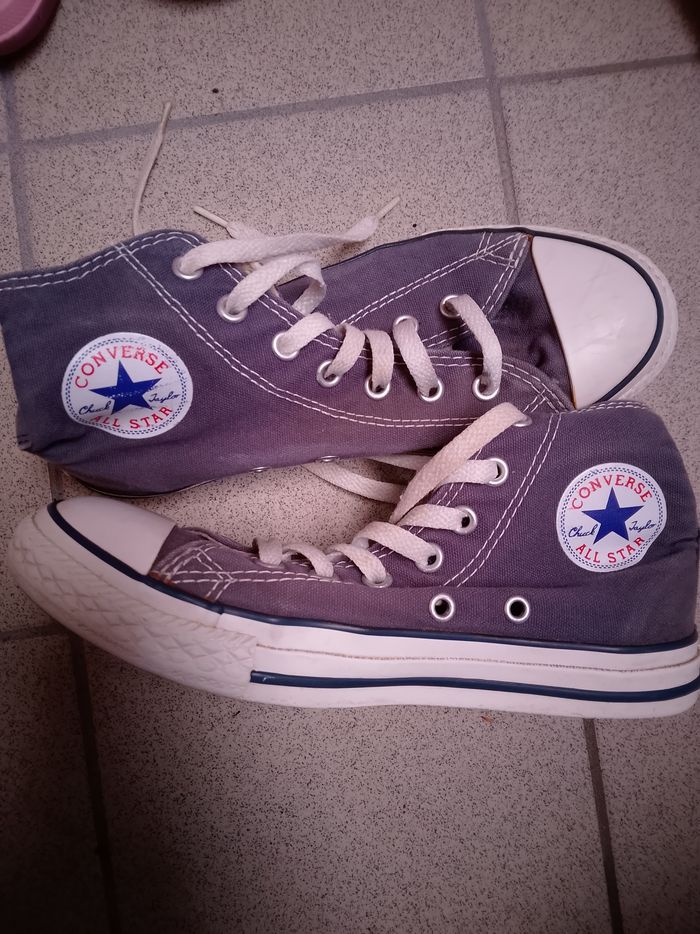Paire de baskets Converse violette pointure 34 en très bon état.