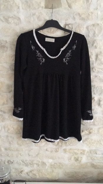 Robe noir à dentelle blanche