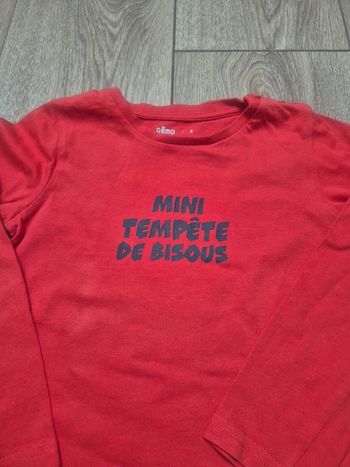 Tee-shirt ML gémo 4 ans rouge "mini tempête de bisou" en très bon état