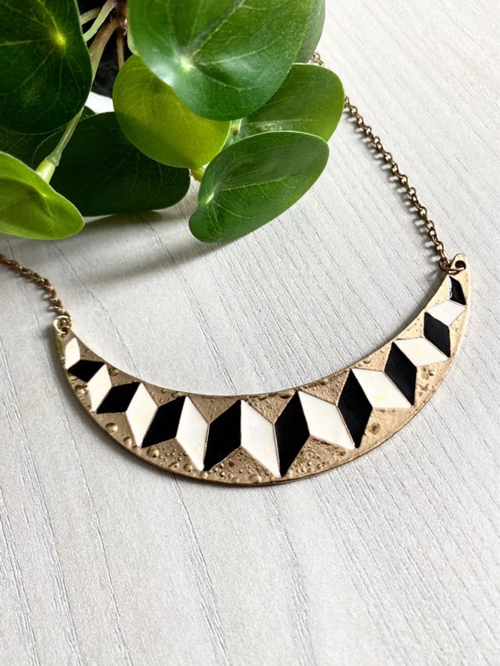 Collier formes géométriques doré noir et blanc
