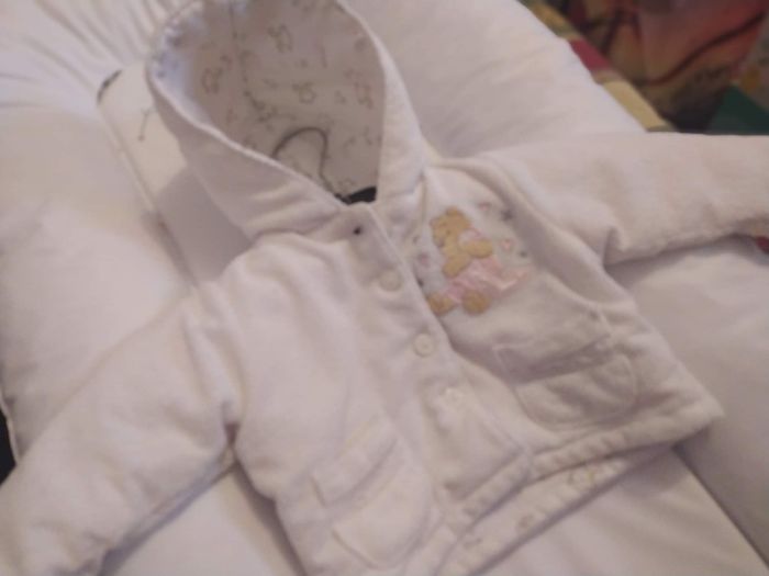 Il y a robe de 1 mois un pantalon de 3 mois et un de 1 mois et des body de 1 mois et 0 mois et un manteau de 1 mois - photo numéro 10