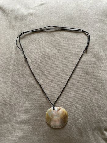 Collier en nacre ajustable