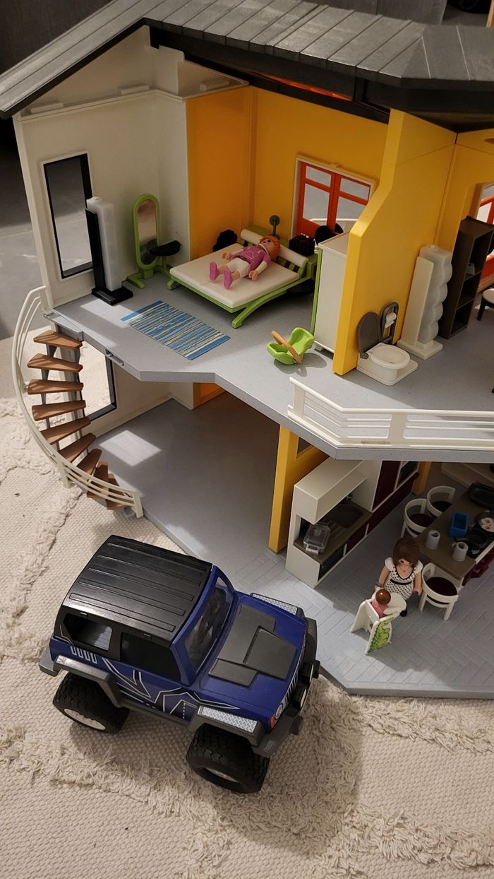 Maison moderne Playmobil et voiture 4X4 - photo numéro 2