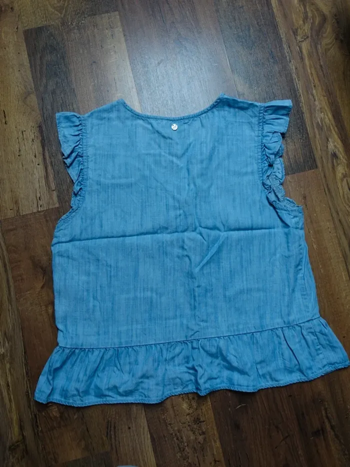 Blouse couleur jean à volants - photo numéro 7