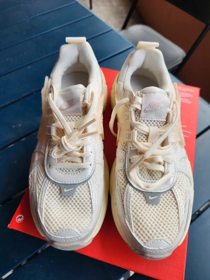 Nike V2K run crème Taille 36,5 neuves mixte - photo numéro 4