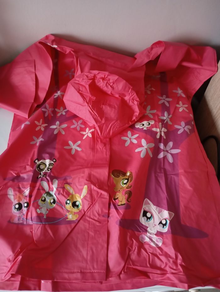 Imperméable ciré. 8!ans . Vinyl Rose et imprimé petshop. Très bon état - photo numéro 2