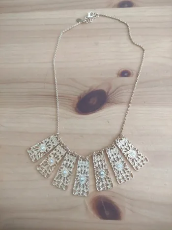 Magnifique Collier couleur or de chez les bijoux de Brigitte neuf