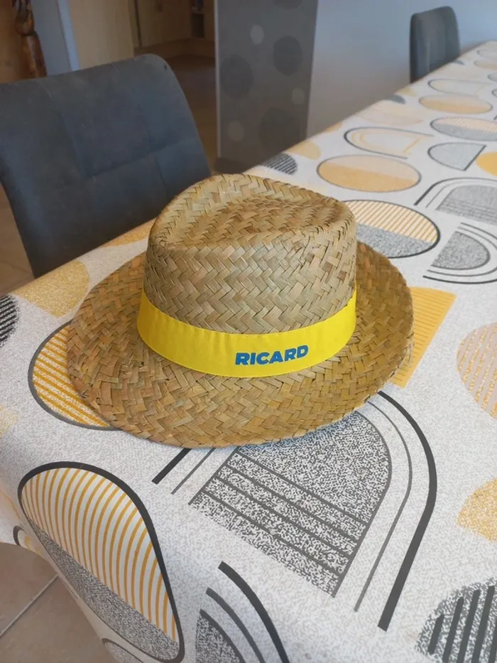 Un chapeau ricard