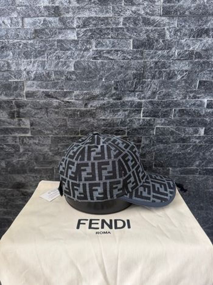 Casquette fendi - photo numéro 2