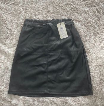 🌸jolie jupe en similicuir taille M only neuve avec etiquette🌸