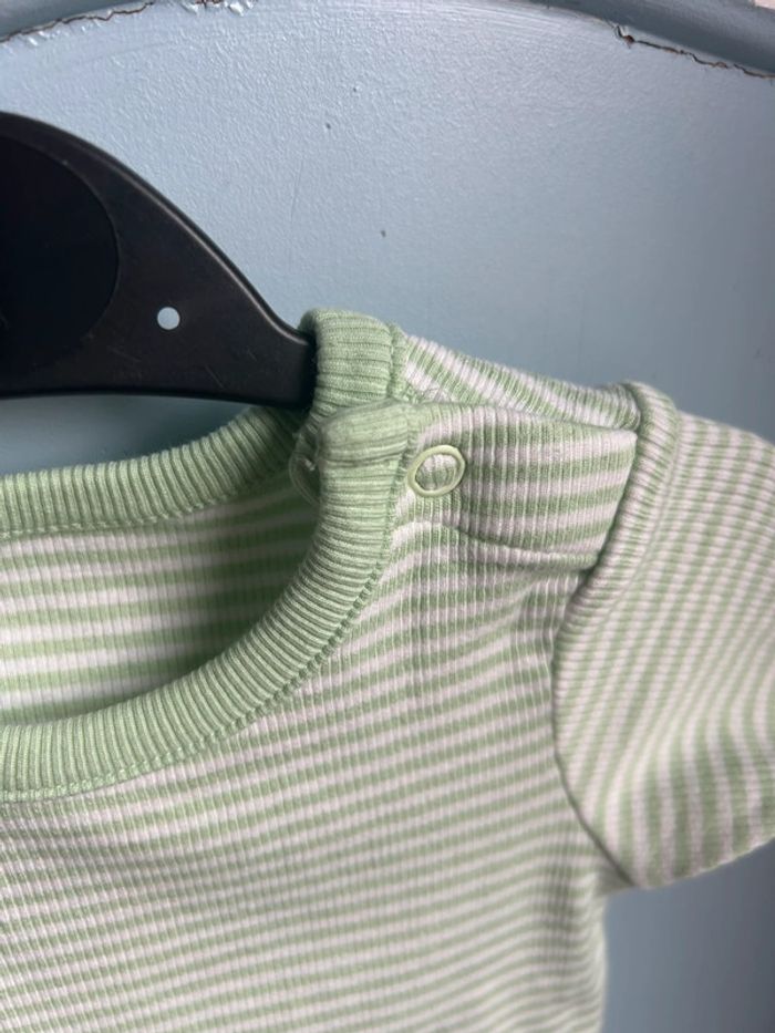 Tee shirt vert à rayures, 6-9 mois - photo numéro 2