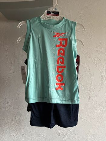 2 T-shirt et 1 short Reebok