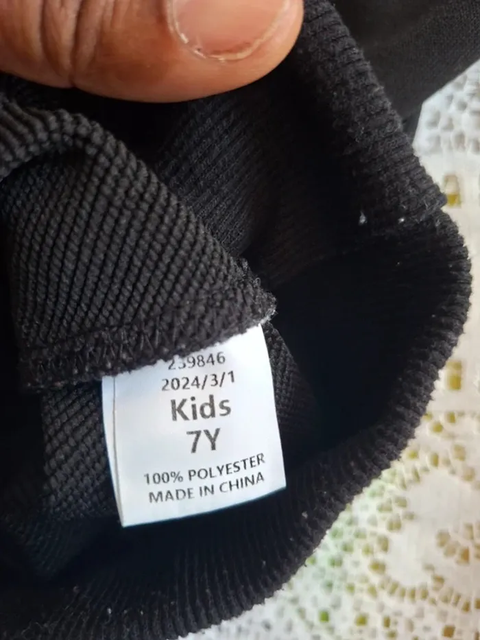 Ensemble SHEIN sweat à capuche + pantalon jogger noir garçon 7 ans, en très bon état - photo numéro 4