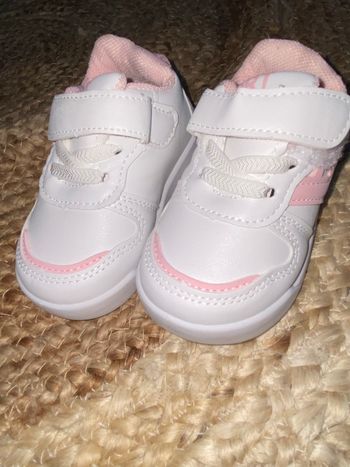 Paire de basket couleur blanche rose taille 19 neuve