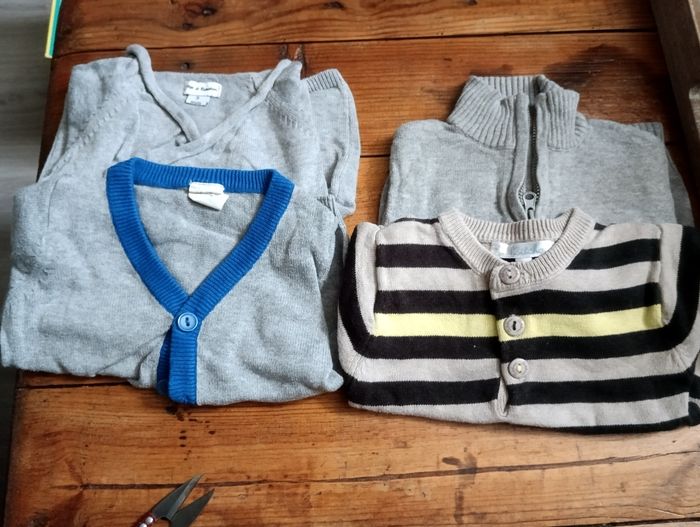 2 gilets, 1 pull, une brassière