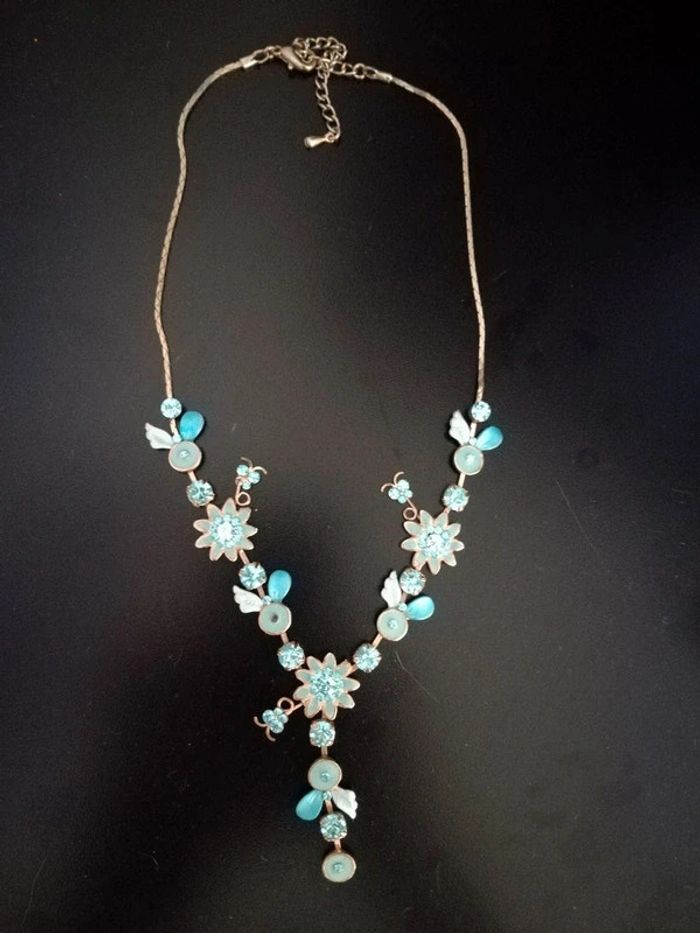 Parure bleue : boucles d'oreilles et collier