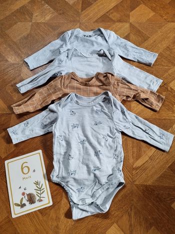 Lot 4 bodies manche longue 6 mois.