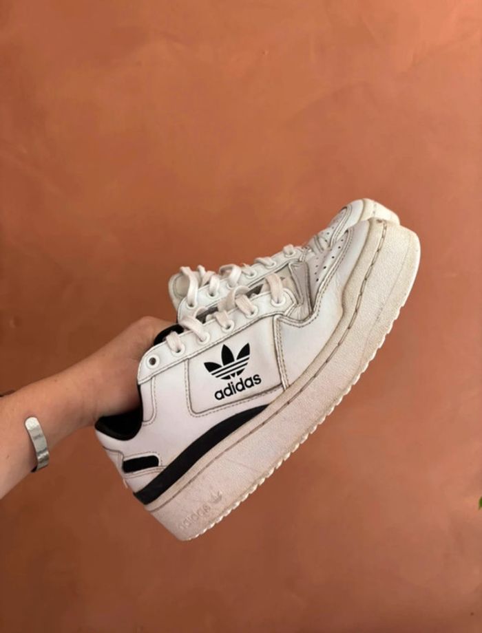 Baskets Adidas Forum blanches – T. 39.5 – Bon état
