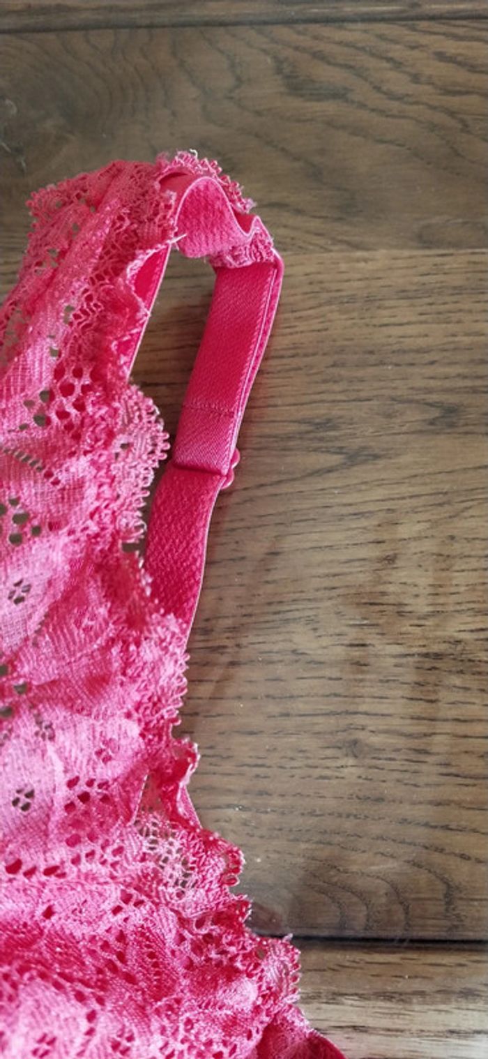 Soutien gorge rouge gorge - photo numéro 4