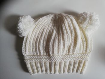 Bonnet à pompons blanc crème