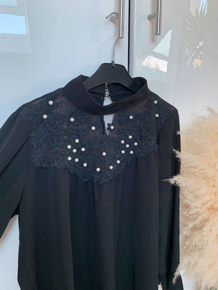 Blouse chic  avec perle et dentelle - photo numéro 2