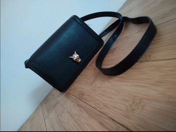 Sac noir en bandoulière effigie jaguar