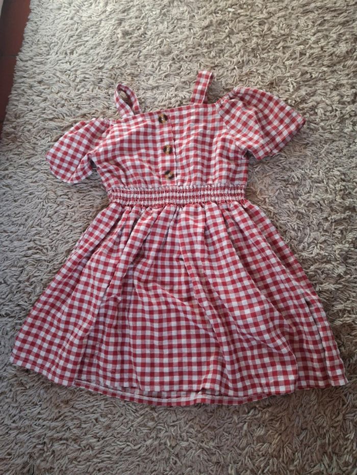 Robe à carreaux blanc et rouge épaules dénudées fille 110 cm soit 5 ans