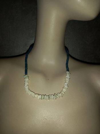 collier en pierre blanche et bleue neuf