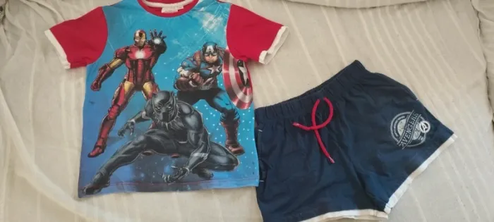 **Ensemble Short et T-shirt Enfant Avengers - Style Super Héros**