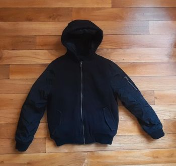 Blouson noir  a capuche 10 ans