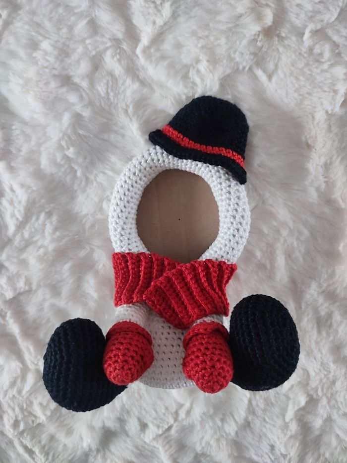 Cadre photo bonhomme de neige au crochet blanc, noir et rouge - photo numéro 2