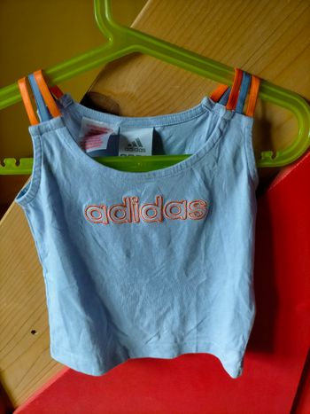 Joli top Adidas 2 ans