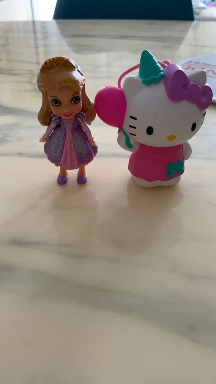 Figurine raiponce et hello kitty