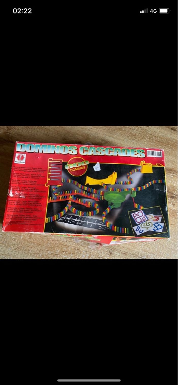 Jeux de société dominos cascade