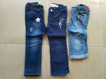 Lot pantalon marine + jeans + pantacourt fille 4 ans TBE