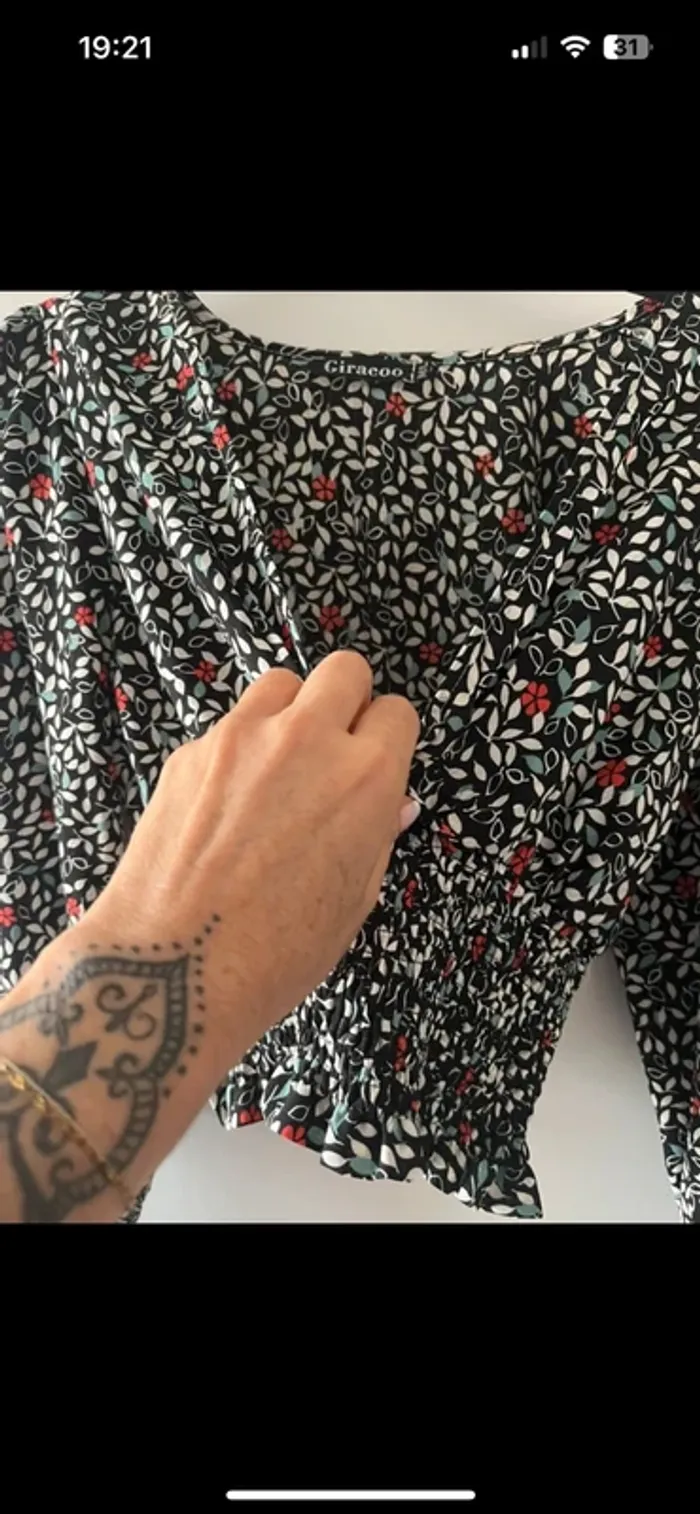 Blouse noire fleurie, décolleté V - M/L - photo numéro 3