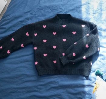 Pull à cœurs roses. Taille S