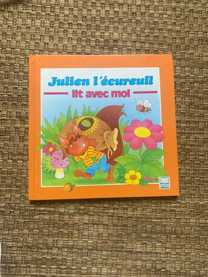 Julien l’écureuil lit avec moi