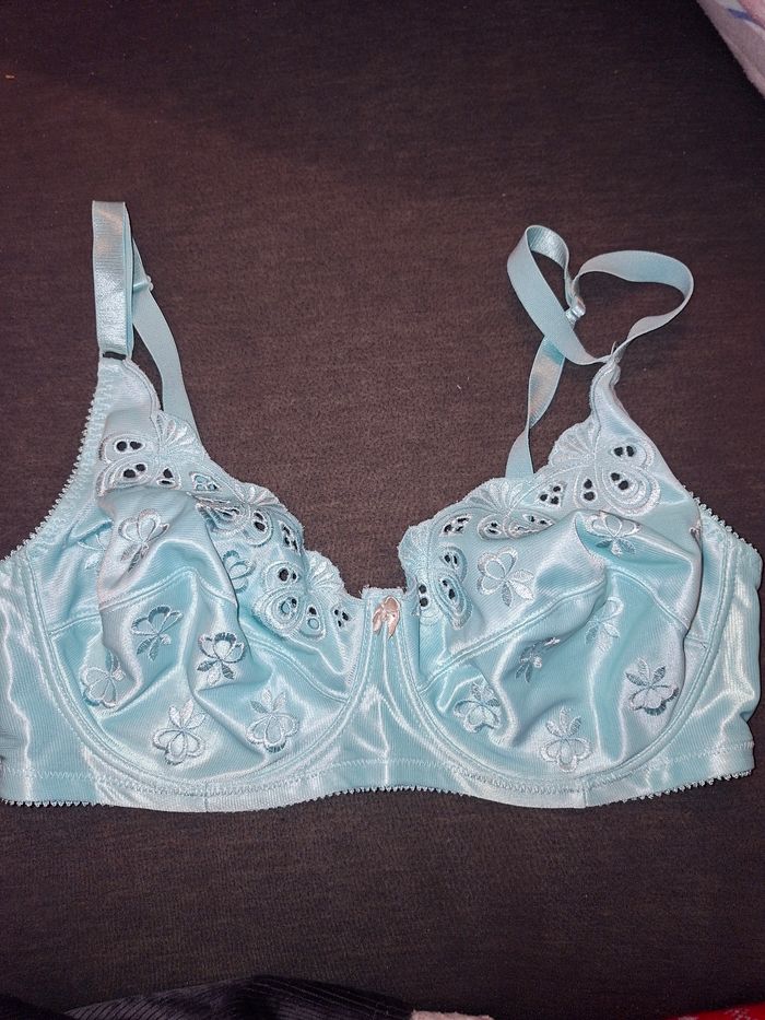 Soutien-gorge satiné bleu ciel brodé - Philis - 105E